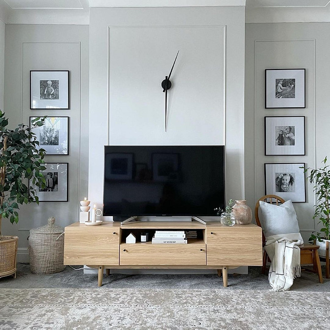 Elegancka biała szafka Elegancka biała szafka RTV z szufladami – idealna do przechowywania.