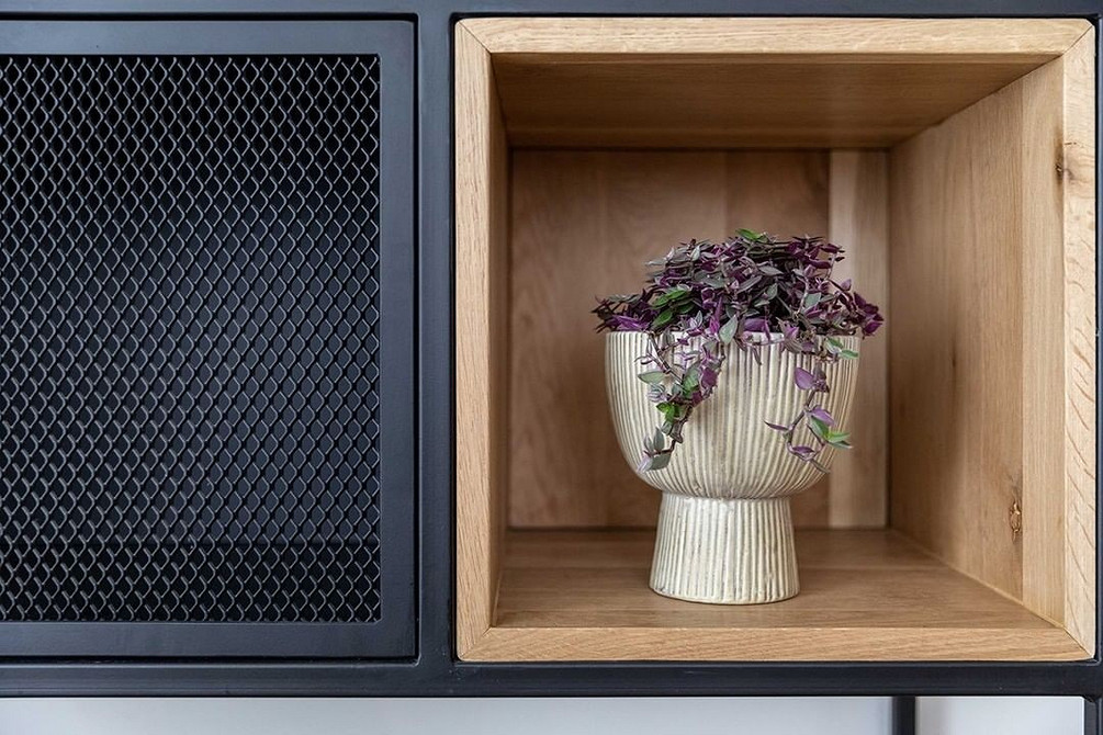 Loftowa szafka RTV Szafka RTV w stylu loft z metalowymi elementami i drewnianym blatem.