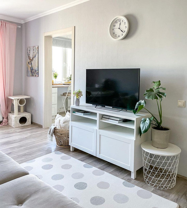 Loftowa szafka RTV Szafka RTV w stylu loft z metalowymi elementami i drewnianym blatem.