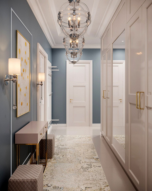 Korytarz: Wąska szafa Wąska szafa z lustrem i półkami w korytarzu do przechowywania, funkcjonalność.