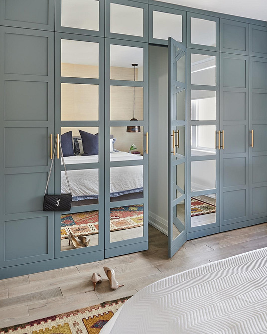 Salon: Szafa z lustrem Duża szafa przesuwna z lustrem i dekoracjami w salonie, efektowny design.