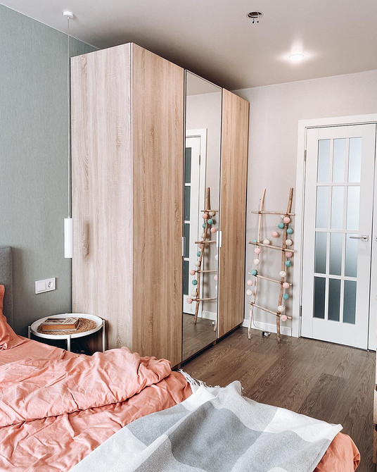 Dekoracyjna szafa Oryginalny design szafy z lustrem i dekoracyjnymi elementami wykończenia