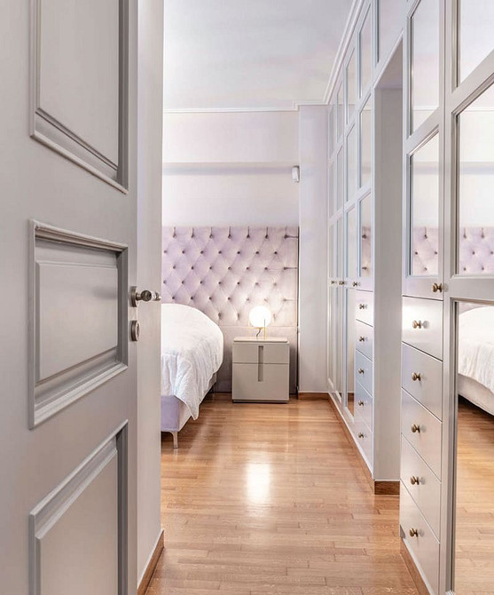 Minimalizm i lustro Stylowa szafa z lustrzanymi drzwiami w minimalistycznym wnętrzu mieszkania