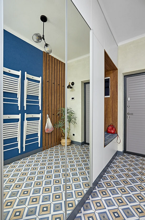 Minimalizm i lustra Duża szafa lustrzana w minimalistycznym salonie: eleganckie rozwiązanie do przechowywania.