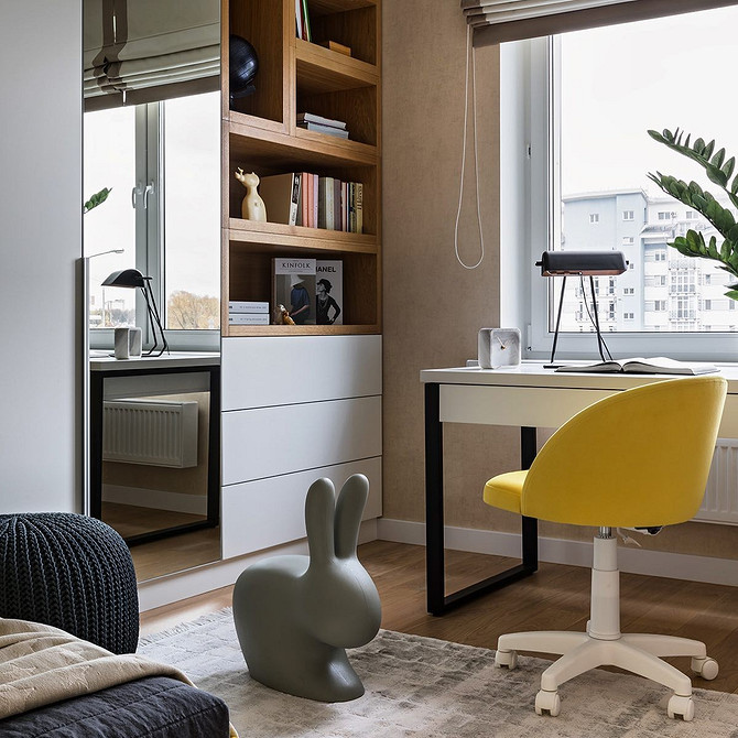 Lustrzana ściana Sypialnia z dużą szafą przesuwną z lustrem na całej ścianie