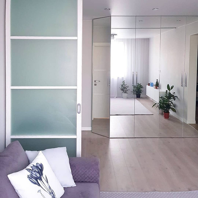 Ergonomiczne Rozwiązanie Narożna szafa lustrzana w salonie. Ergonomiczne rozwiązanie do małego przedpokoju.