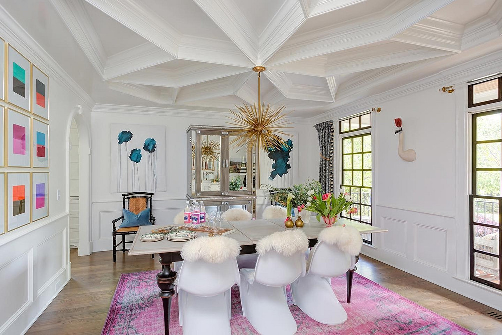 Klasyczna Elegancja Klasyczny salon z szafą lustrzaną. Elegancja i luksus w każdym detalu.