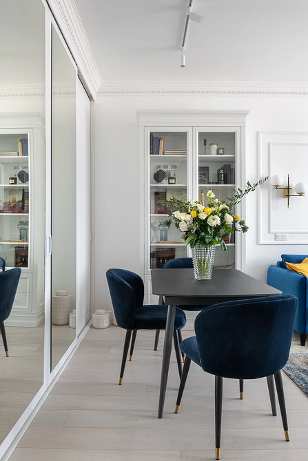 Salon z lustrem Szafa lustrzana w salonie: nowoczesny design optycznie powiększający przestrzeń w małym mieszkaniu.