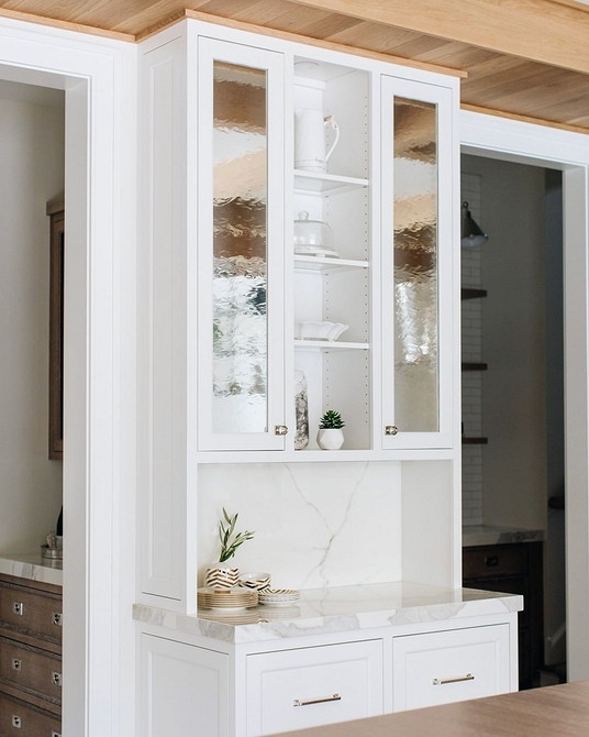 Garderoba z lustrem Przestronna garderoba z szafą przesuwną i dużym lustrem