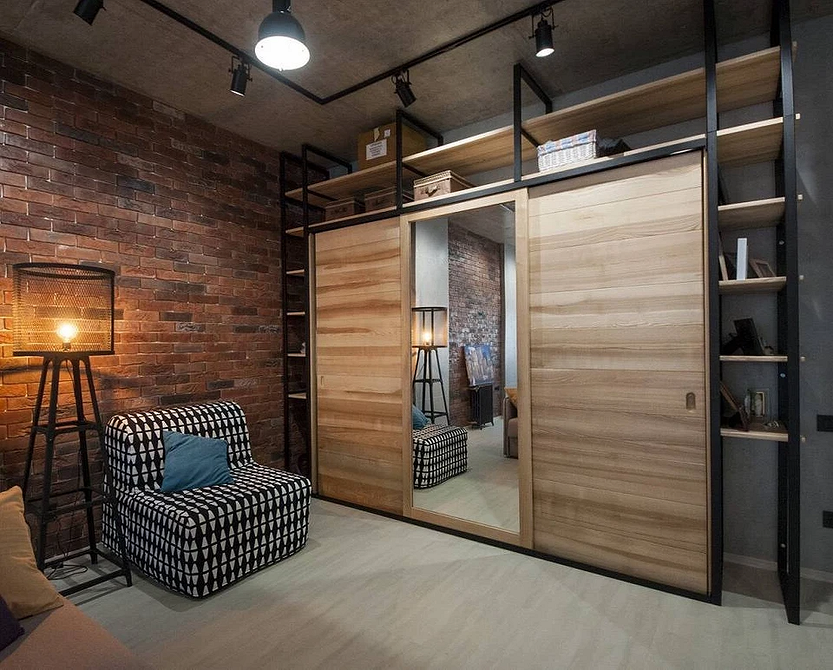 Więcej Przestrzeni Mały salon z szafą lustrzaną. Wizualne powiększenie przestrzeni i funkcjonalność.