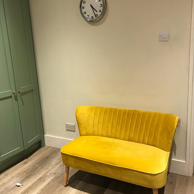 Żółta sofa narożna Żółta sofa narożna w salonie: wygodne i stylowe rozwiązanie dla dużej rodziny.