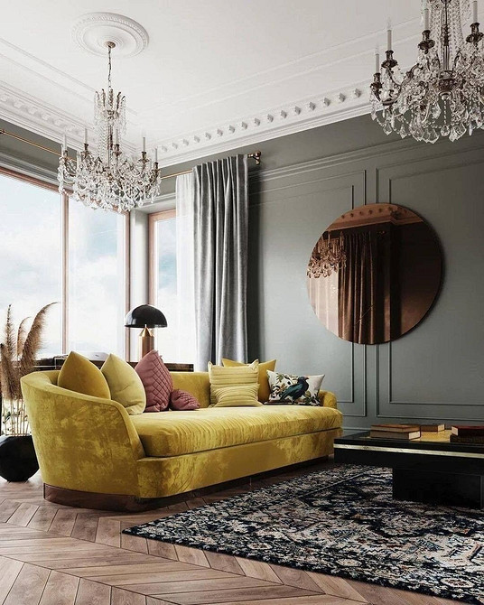 Elegancka żółta sofa Elegancka żółta sofa we wnętrzu z szarymi ścianami, obrazami i dekoracjami.