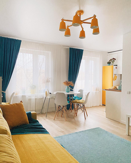 Salon z żółtą sofą Nowoczesna żółta sofa w salonie: elegancki design z kolorowym akcentem. Styl 2026.