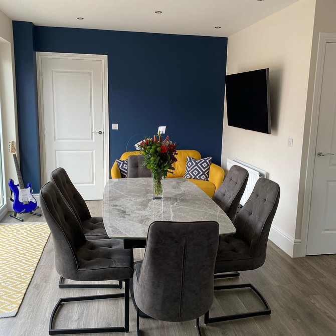 Żółta sofa w salonie Elegancka żółta sofa w nowoczesnym wnętrzu: harmonia kolorów i stylu. Inspiracje 2026.