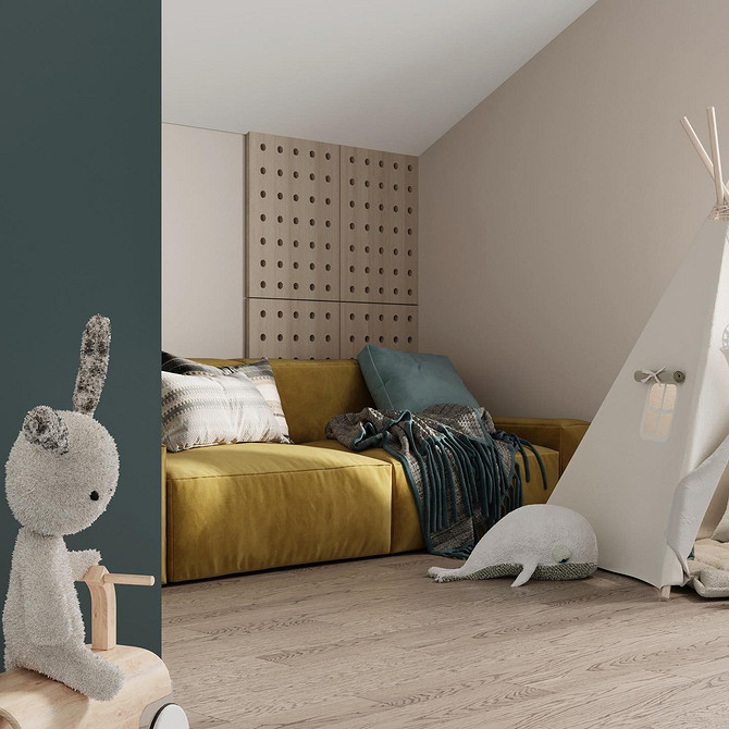 Żółta sofa w pokoju Pokój dziecięcy z żółtą sofą i zabawkami: jasny i funkcjonalny design.