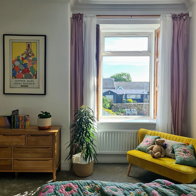 Żółta sofa i poduszki Przytulne wnętrze z żółtą sofą i poduszkami dekoracyjnymi: komfort i styl.