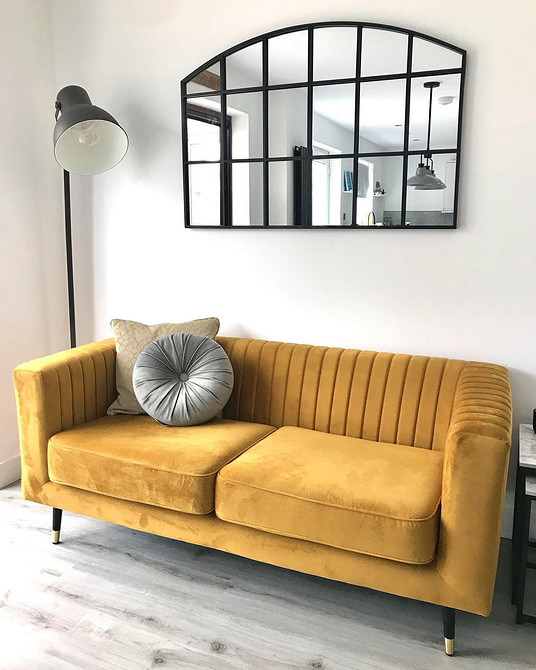 Mała żółta sofa Mała żółta sofa w salonie: kompaktowy i stylowy akcent dla małych pomieszczeń.