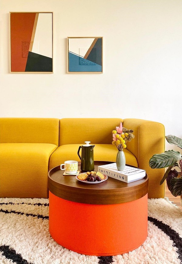 Skandynawski żółty narożnik Żółty narożnik w jasnym salonie ze skandynawskimi elementami drewna.