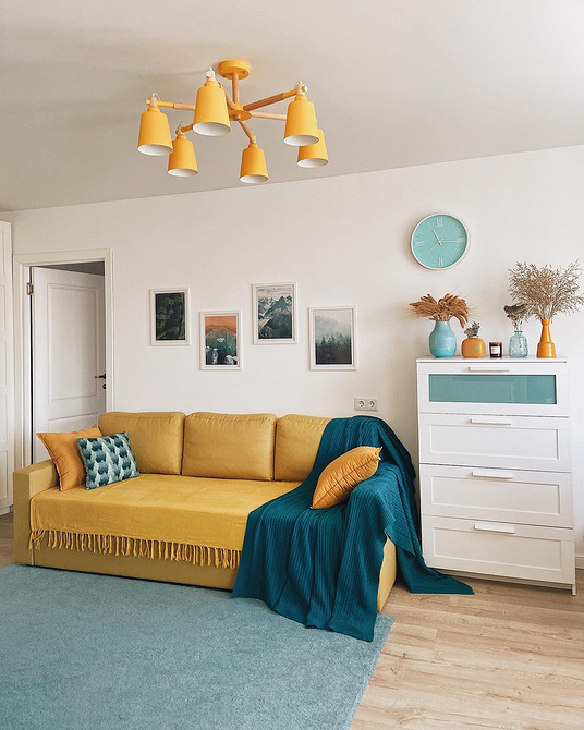 Żółta sofa w pokoju dziecka Przytulny pokój dziecięcy z żółtą sofą: idealne miejsce do zabawy i relaksu.