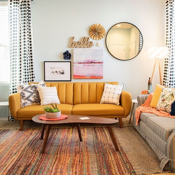 Żółta sofa w pokoju dziecka Żółta sofa w pokoju dziecięcym z zabawkami. Radosne akcenty w pokoju dziecka.