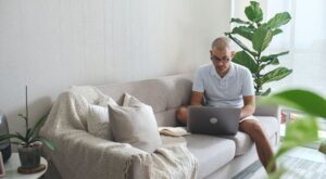 Sekrety Udanej Aranżacji Salonu: Jak Ustawić Kanapę, By Uniknąć Błędów?