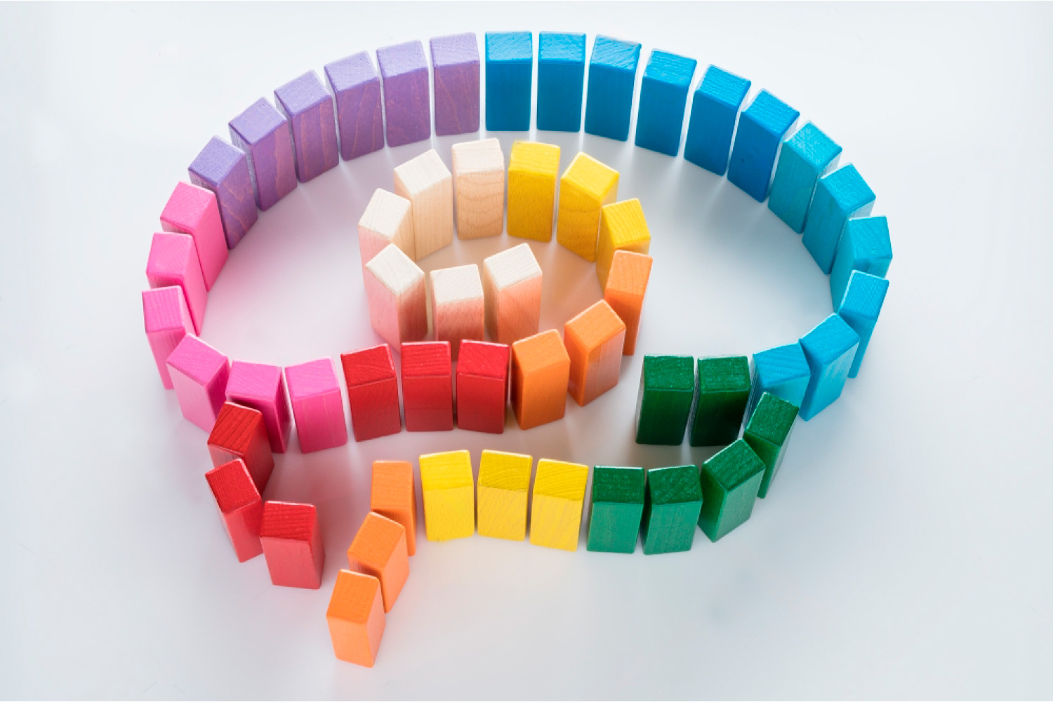 Kolory wnętrz 2026: Jak stworzyć harmonijną przestrzeń? - 9 - SM Strumyk Długoterminowe trendy w projektowaniu wnętrz